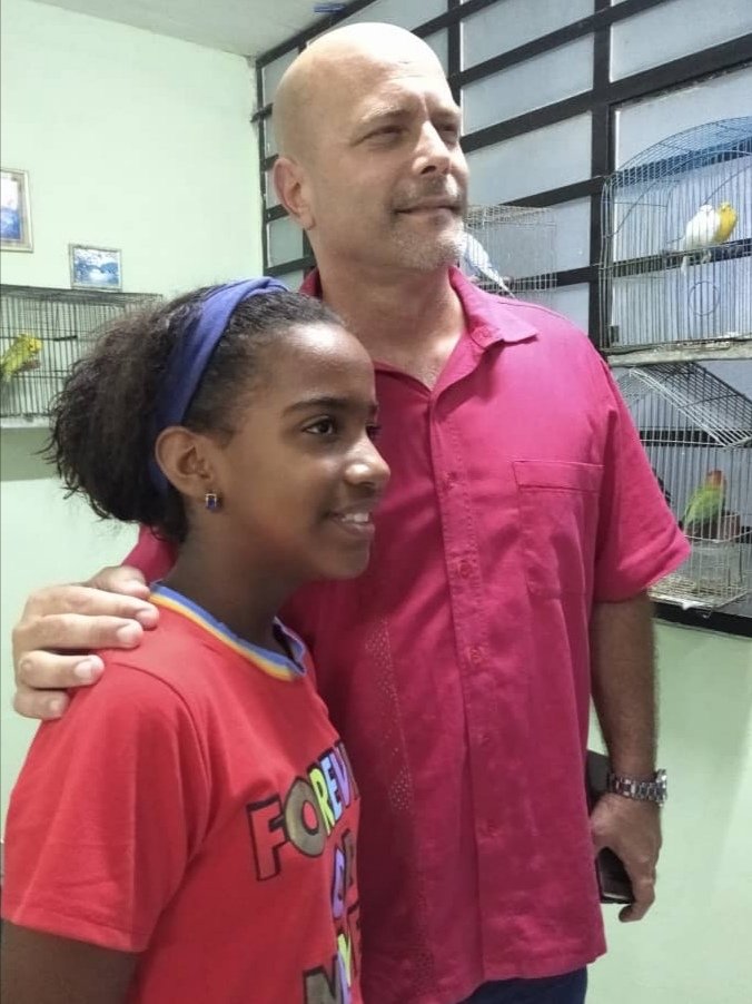 "Tiene que ir a mi casa..." Me dijo Lisa María, hija de Leticia e Isaac, cuando nos encontramos en el acto provincial de los #CDRCuba en el reparto Embil, de Boyeros. "¡Somos una familia Fidelista!" #Cuba #SomosDelBarrio #XCongresoCDR