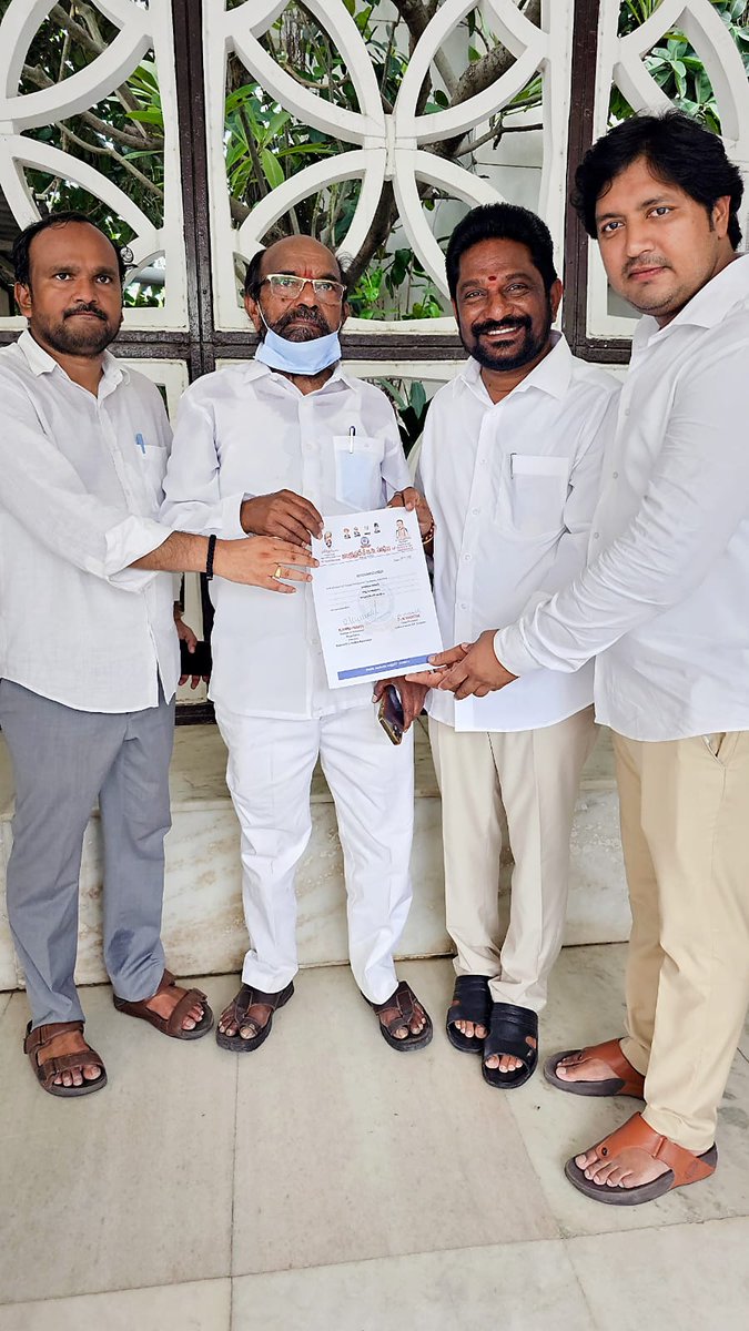 eathakula_j's tweet photo. బీసీ సంఘం రాష్ట్ర ఉపాధ్యక్షులుగా "ఈతాకుల జగదీష్"
 ఢిల్లీలోని ఆంధ్రభవన్లో బీసీ సంఘం జాతీయఅధ్యక్షులు ఆర్.కృష్ణయ్యగారు బీసీ సంఘం రాష్ట్రఅ��్యక్షులుఎన్.మారేష్ బీసీ సంఘం రాష్ట్రవర్కింగ్ ప్రెసిడెంట్ మోర్ల మహీధర్ రాష్ట్ర సంఘం ఉపాధ్యక్షులుగా నియామక పత్రం అందుకోవటం జరిగింది. https://t.co/BIBPcdSfcB