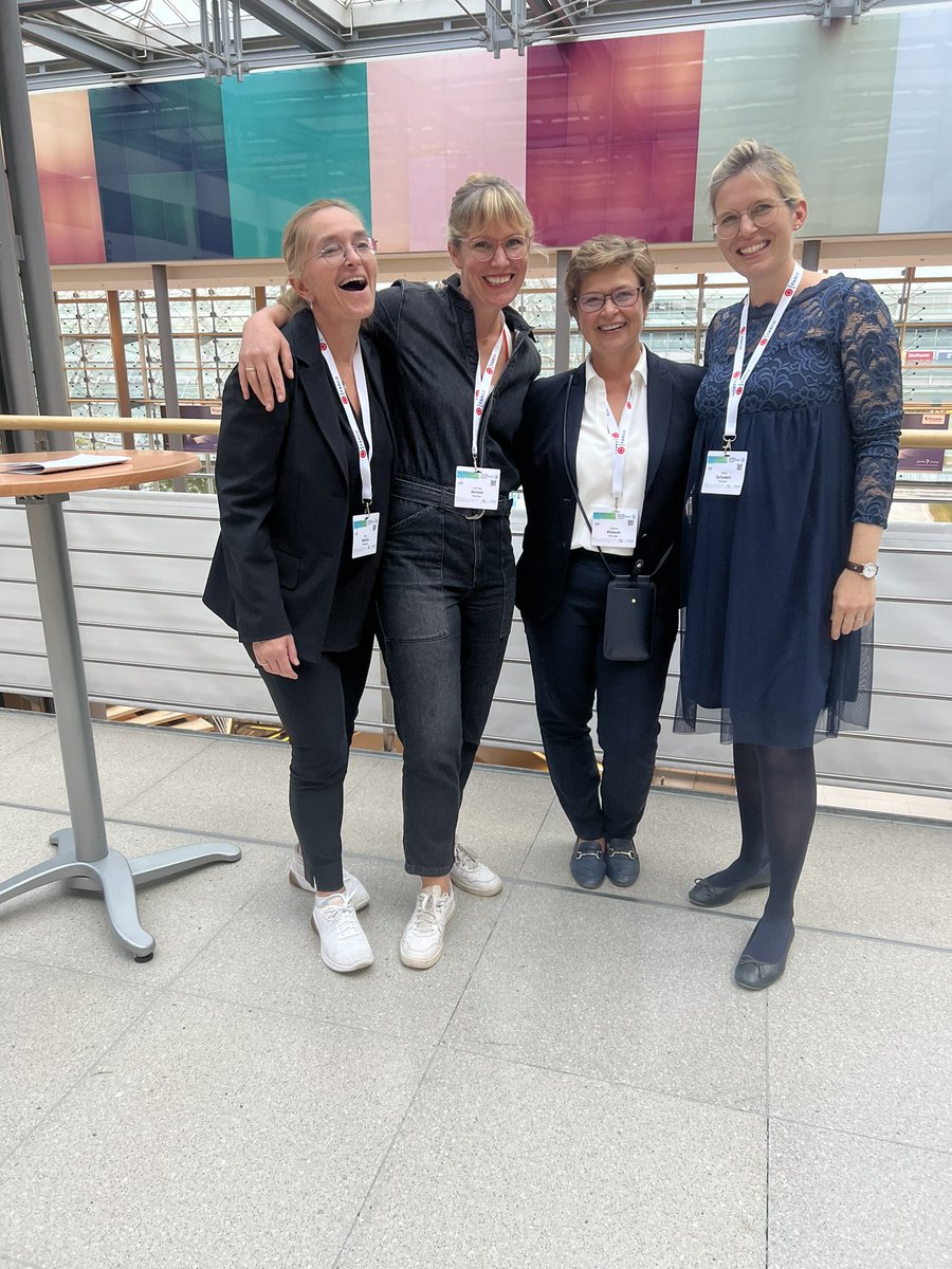 Inspirierende Gremiensitzung der #AG Ärztinnen und Wissenschaftlerinnen in der Urologie beim #DGU2023. Inspirierende Frauen: eine der Mitbegründerinnen der AG #SabineKliesch und #DrHannahArnold mit #EvaHellmis aus der Lenkungsgruppe.