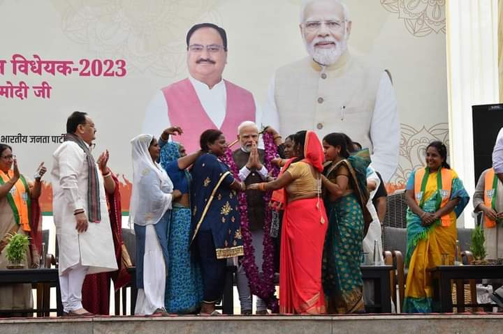 bjp4kotdwar's tweet photo. ये है प्रधान सेवक के प्रति माताओं-बहनों का प्यार!

प्रधानमंत्री श्री Narendra Modi ने भाजपा केंद्रीय कार्यालय विस्तार, नई दिल्ली में स्वनिधि, उज्ज्वला और पीएम आवास योजना की लाभार्थियों से मुलाकात कर उनका आशीर्वाद प्राप्त किया। https://t.co/VUmXNZgyaG