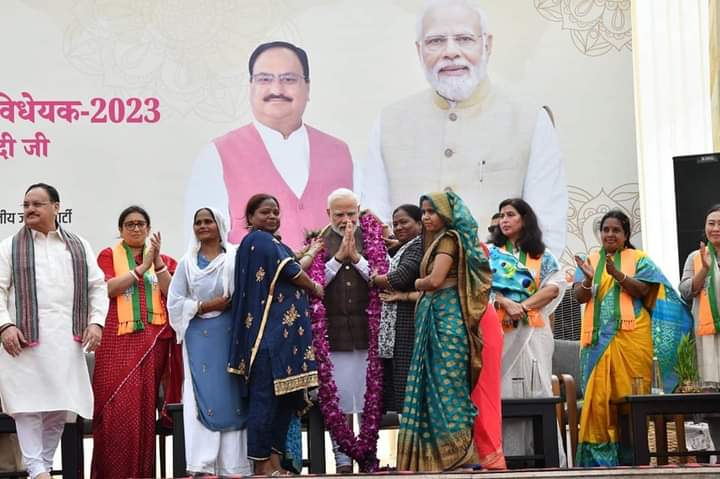 bjp4kotdwar's tweet photo. ये है प्रधान सेवक के प्रति माताओं-बहनों का प्यार!

प्रधानमंत्री श्री Narendra Modi ने भाजपा केंद्रीय कार्यालय विस्तार, नई दिल्ली में स्वनिधि, उज्ज्वला और पीएम आवास योजना की लाभार्थियों से मुलाकात कर उनका आशीर्वाद प्राप्त किया। https://t.co/VUmXNZgyaG