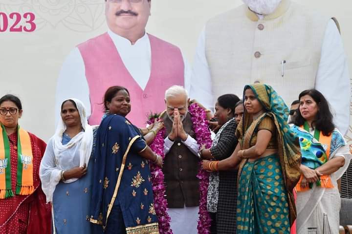 bjp4kotdwar's tweet photo. ये है प्रधान सेवक के प्रति माताओं-बहनों का प्यार!

प्रधानमंत्री श्री Narendra Modi ने भाजपा केंद्रीय कार्यालय विस्तार, नई दिल्ली में स्वनिधि, उज्ज्वला और पीएम आवास योजना की लाभार्थियों से मुलाकात कर उनका आशीर्वाद प्राप्त किया। https://t.co/VUmXNZgyaG