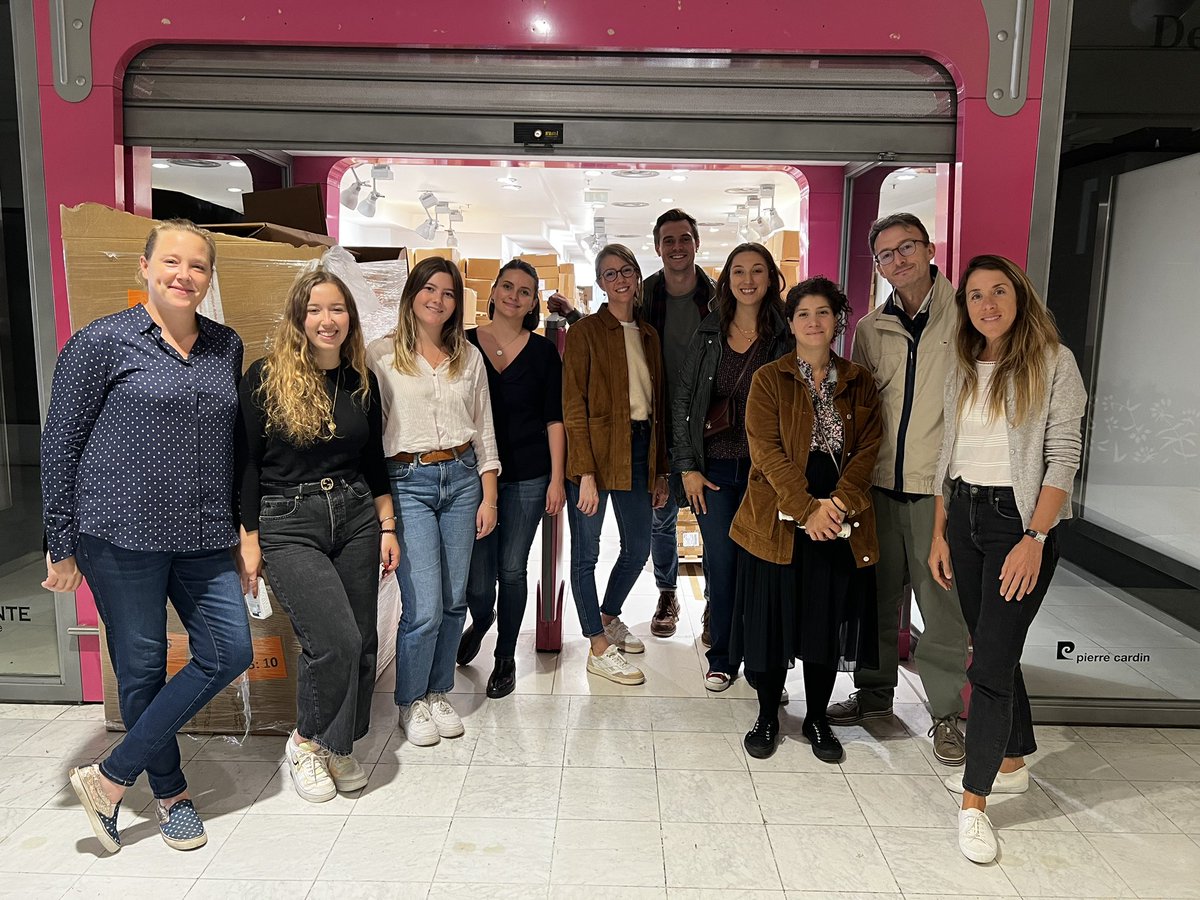 phsolidaires's tweet photo. Merci aux équipes @mc2i_ @HNServices_FR @Roche @JNJNews et @JanssenFRA venus nous prêter main forte pour:
- 300 kits #octobrerose qui seront distribués en oncologie à l’@APHP
- des milliers de produits @lorealfrance triés, nettoyés, reconditionnés et inventoriés! https://t.co/7wyX7f3rnE