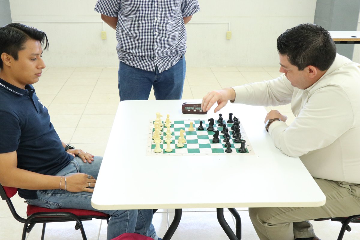 En la UPALT se celebró el primer Torneo de Ajedrez ♟️2023.  Este primer torneo estuvo presente nuestro rector el Dr. Jesús Ricardo Ramos Sánchez, y mostrando su habilidad con este deporte dio consejos y técnicas a los participantes, fomentando la educación integral.