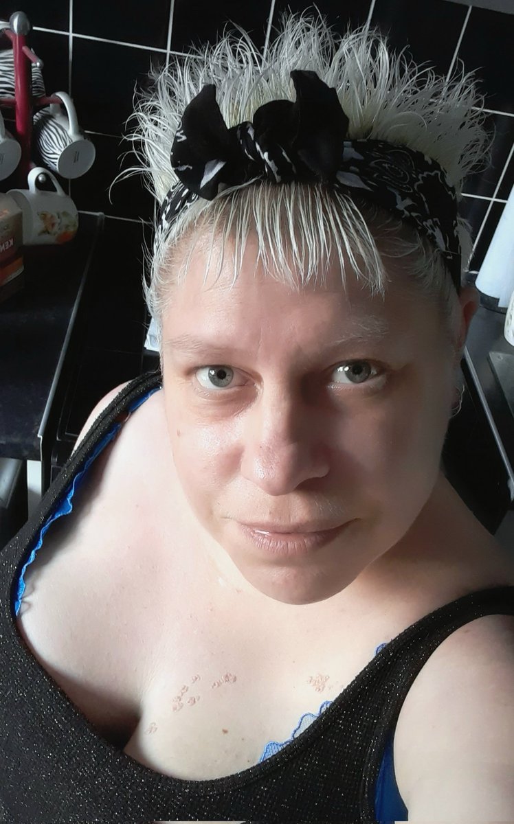 Raceelady1979's tweet image. The hair is getting longer 😲 still like it, but now have to have the patience to comb it 🤣🤣 #hair #hairstyle #Comb #OwnIt