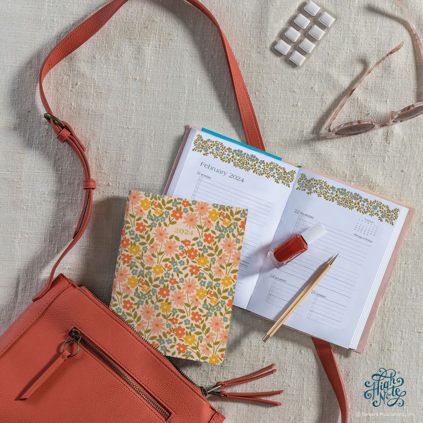 “Life starts all over again when it gets crisp in the fall.” – F. Scott Fitzgerald 🍂 Pictured: High Note® Retro Floral by Michelle Parascandolo 2024 Weekly Softcover Planner, 17-Month Planner: August 2023 to December 2024. Available on Amazon and other retailers.