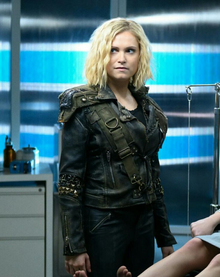 AlexJimmySawyer's tweet image. Gorgeous Girl.                Her hot wife.

#Clexa #ClexaForever