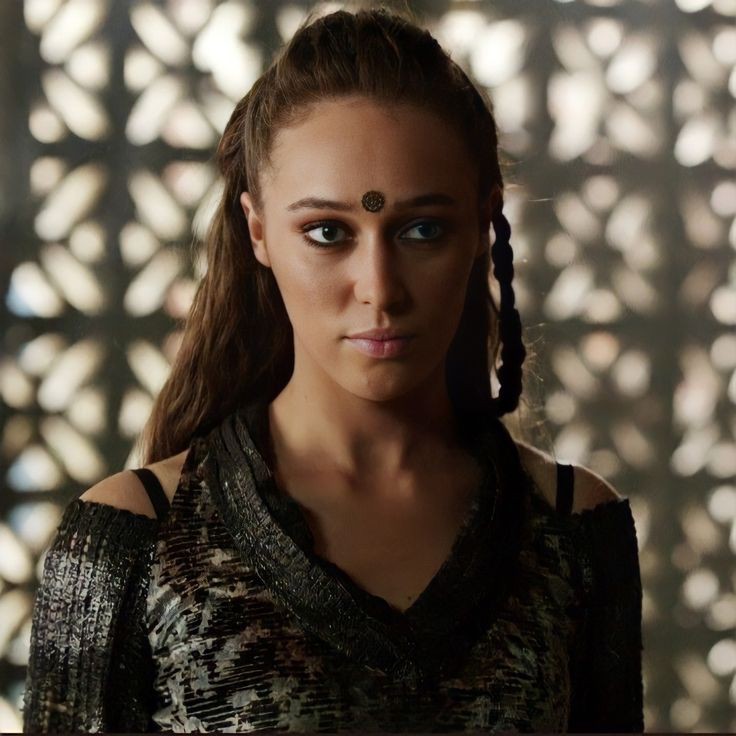 AlexJimmySawyer's tweet image. Gorgeous Girl.                Her hot wife.

#Clexa #ClexaForever