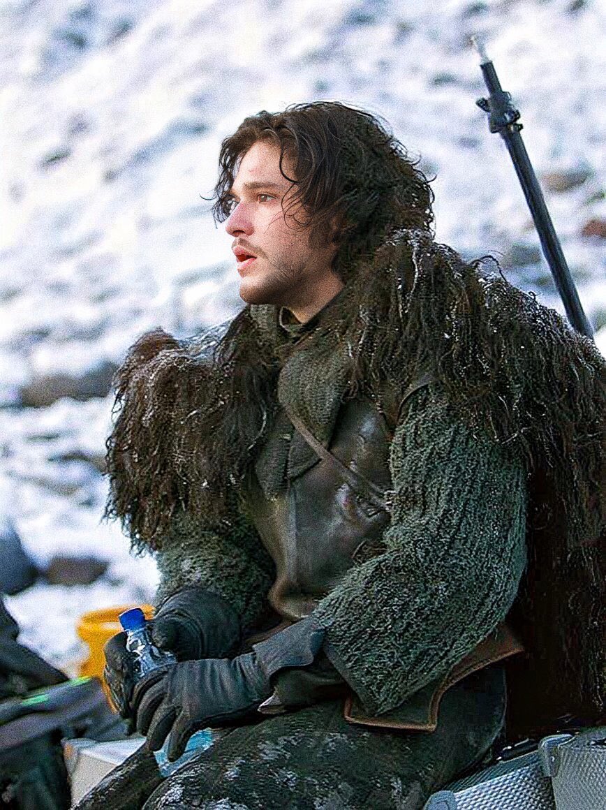 ScenesSnow's tweet image. Kit Harington behind the scenes of Game of Thrones season 2