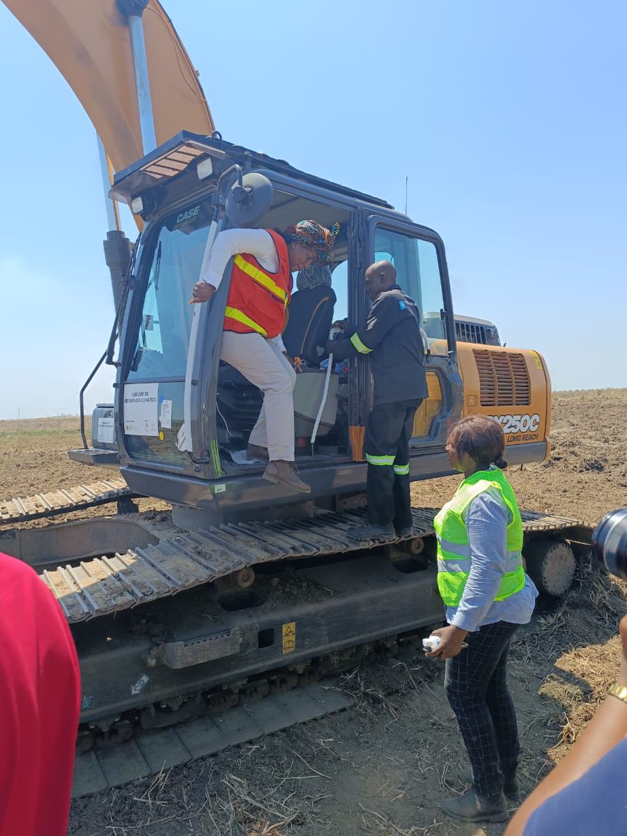 GSE_Sofala's tweet photo. Sexa SE, Stella Zeca, procedeu esta 6ª-feira, 22.9.2023 no Distrito do Búzi o lançamento da 1ª pedra para a construção do Aquaparque com 70 tanques numa área de 46 ha. 
O projecto de produção de peixe Tílapia pertence a Empresa  FULI MOZ. A sua conclusão esta prevista para 9/2025 https://t.co/vHT0glvYn4