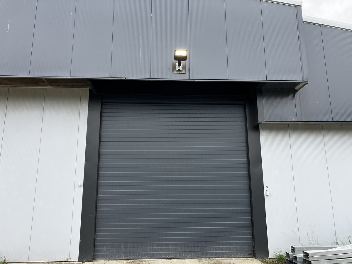 anne_enderest's tweet photo. Update aardappelbewaring. Oude buitenverlichting eraf, nieuwe Led schijnwerpers eraan! Voor als de zon niet schijnt hebben we energiezuinige verlichting! #kmwp https://t.co/kn74WCOAP0