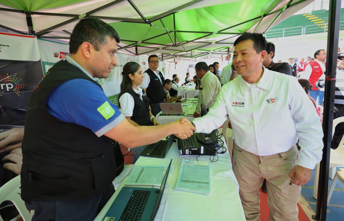 SunarpOficial's tweet photo. #NoticiasSunarp | El ministro del @MinjusDH_Peru, Eduardo Arana, junto al superintendente nacional, Armando Miguel Subauste, visitaron la #ExpoferiaResgitral de Virú, donde recorrieron los stands de los servicios de la #Sunarp y de las diferentes entidades del sector público. https://t.co/hnivehVUFH