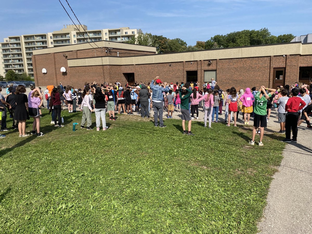 CountryHills1's tweet photo. Our Terry Fox event is in full swing! Way to go Cardinals! Thank you to our families for supporting this cause! @TerryFoxCanada https://t.co/PDuYjDrno9