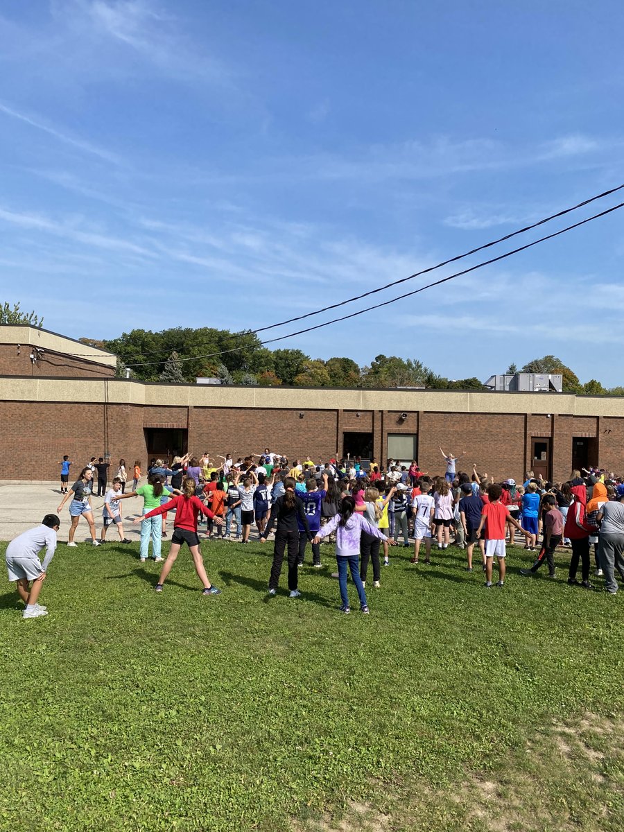 CountryHills1's tweet photo. Our Terry Fox event is in full swing! Way to go Cardinals! Thank you to our families for supporting this cause! @TerryFoxCanada https://t.co/PDuYjDrno9