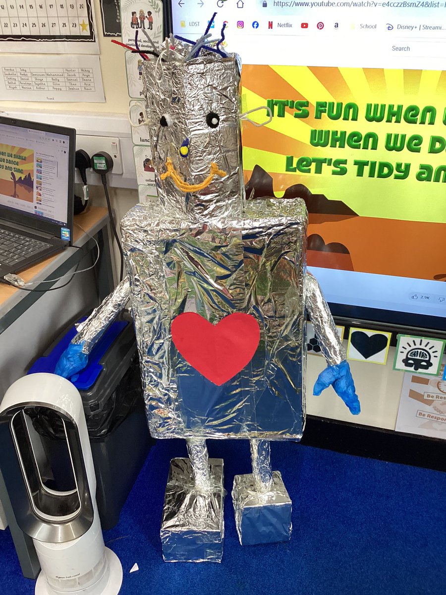 A great morning in Reception building Boris the robot and discussing ways we can be kind like him. 🤖❤️ <a href="/StJamesCEsth/">@StJamesCE</a>
