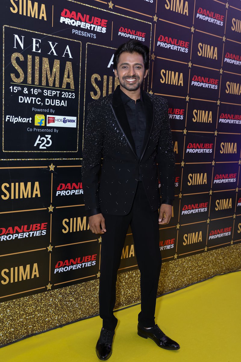 Preyadarshe's tweet photo. Had an absolute blast at the @siima  awards!
Massive thanks to my fashion-forward friends for turning me into a shining star. 

#VarunChakkilam #Hodha #Ashwanth #Prathiba #RavinderVanga #SIIMA2023