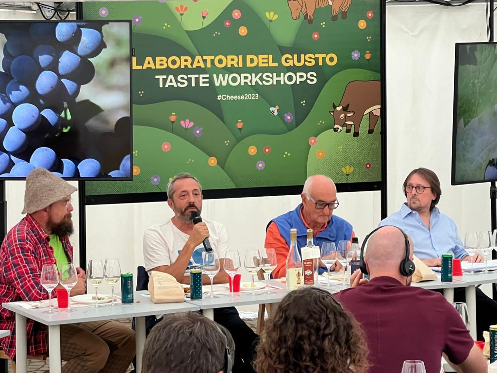 GrappaPiemonte's tweet photo. Sorprendente debutto della grappa a Cheese

È stata la prima volta. Le grappe del Consorzio Tutela Grappa del Piemonte e Grappa di Barolo sono entrate nel vivace mondo gastronomico di Cheese.

Leggi tutto 👇 https://t.co/uR3S5ewDRF https://t.co/uLlR1QVbEH
