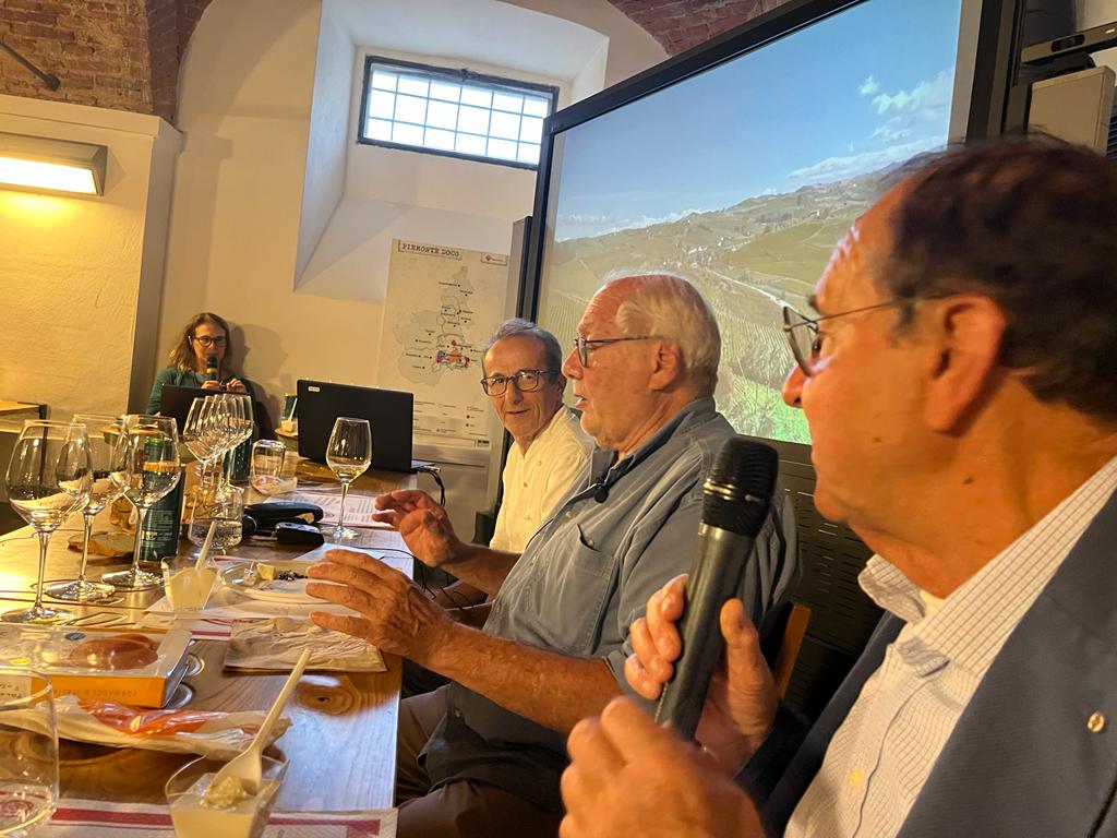GrappaPiemonte's tweet photo. Sorprendente debutto della grappa a Cheese

È stata la prima volta. Le grappe del Consorzio Tutela Grappa del Piemonte e Grappa di Barolo sono entrate nel vivace mondo gastronomico di Cheese.

Leggi tutto 👇 https://t.co/uR3S5ewDRF https://t.co/uLlR1QVbEH