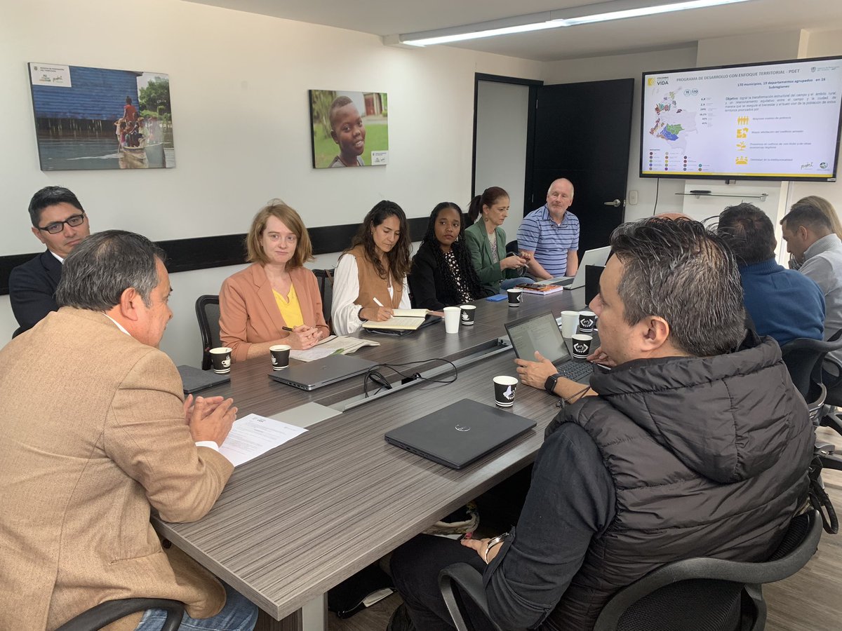 RenovacionCo's tweet photo. La cooperación internacional es fundamental para avanzar en la implementación de los #PDET y el #AcuerdoDePaz.
En esta ocasión, la ART adelantó una fructífera reunión con el equipo del programa #ColombiaTransforma de @USAID_Colombia, con el fin de articular acciones en los siguientes frentes:
👉🏾Proyectos integradores transformadores 🛤️
👉🏾 Actualización de proyectos estructurados 📝
👉🏾 Fortalecimiento de capacidades comunitarias e institucionales 👩🏾🌾
👉🏾 Participación en la estrategia Territorio Nación Territorio ⛰️
#PazAvanzarCumpliendo