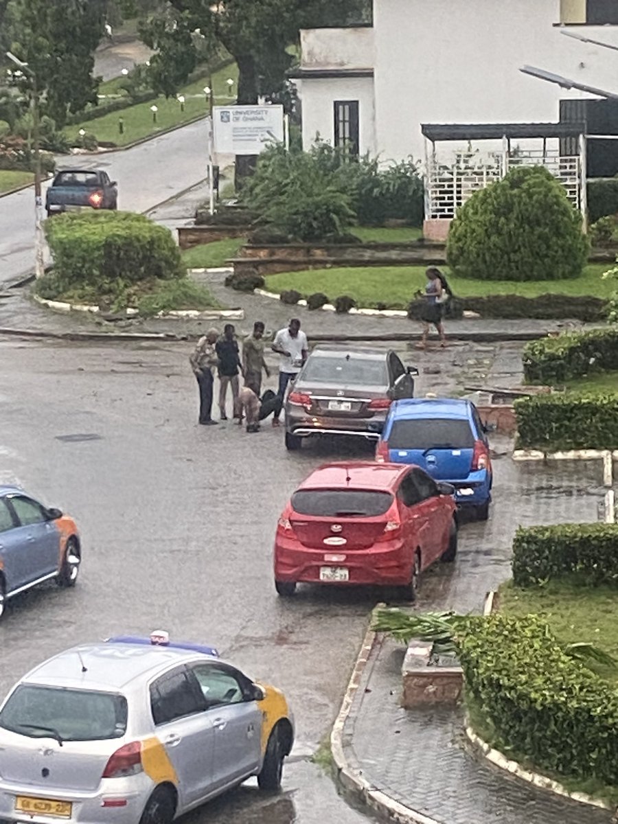 While waiting for authorities @UnivofGh to find a lasting solution to this recurring flood in front of the Balme Library, I was proud to be a product of UG when with Abraham @ugcs, our intern Jude @Mafissa_Ug  @GMESAfrica & 3 taxi drivers worked together to help the stranded Benz