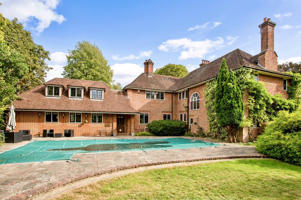HamptonsReigate's tweet photo. Launched this afternoon &amp; has already proved extremely popular.

Six bedrooms with four receptions &amp; four bathrooms close to Reigate Grammar, Parish &amp; St. Mary’s Church schools. 

#surreyhomesforsale #SurreyHomes #Hamptons #HamptonsReigate #hampstons1869 #property #propertymarket https://t.co/e7rYPqKVAz