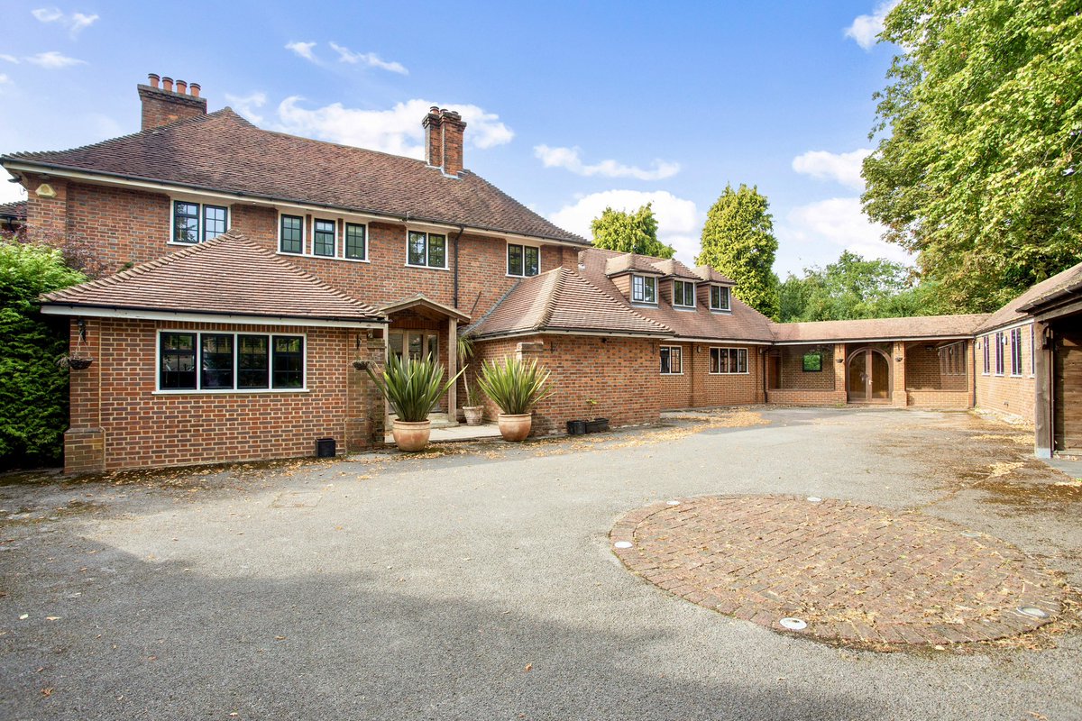 HamptonsReigate's tweet photo. Launched this afternoon &amp; has already proved extremely popular.

Six bedrooms with four receptions &amp; four bathrooms close to Reigate Grammar, Parish &amp; St. Mary’s Church schools. 

#surreyhomesforsale #SurreyHomes #Hamptons #HamptonsReigate #hampstons1869 #property #propertymarket https://t.co/e7rYPqKVAz