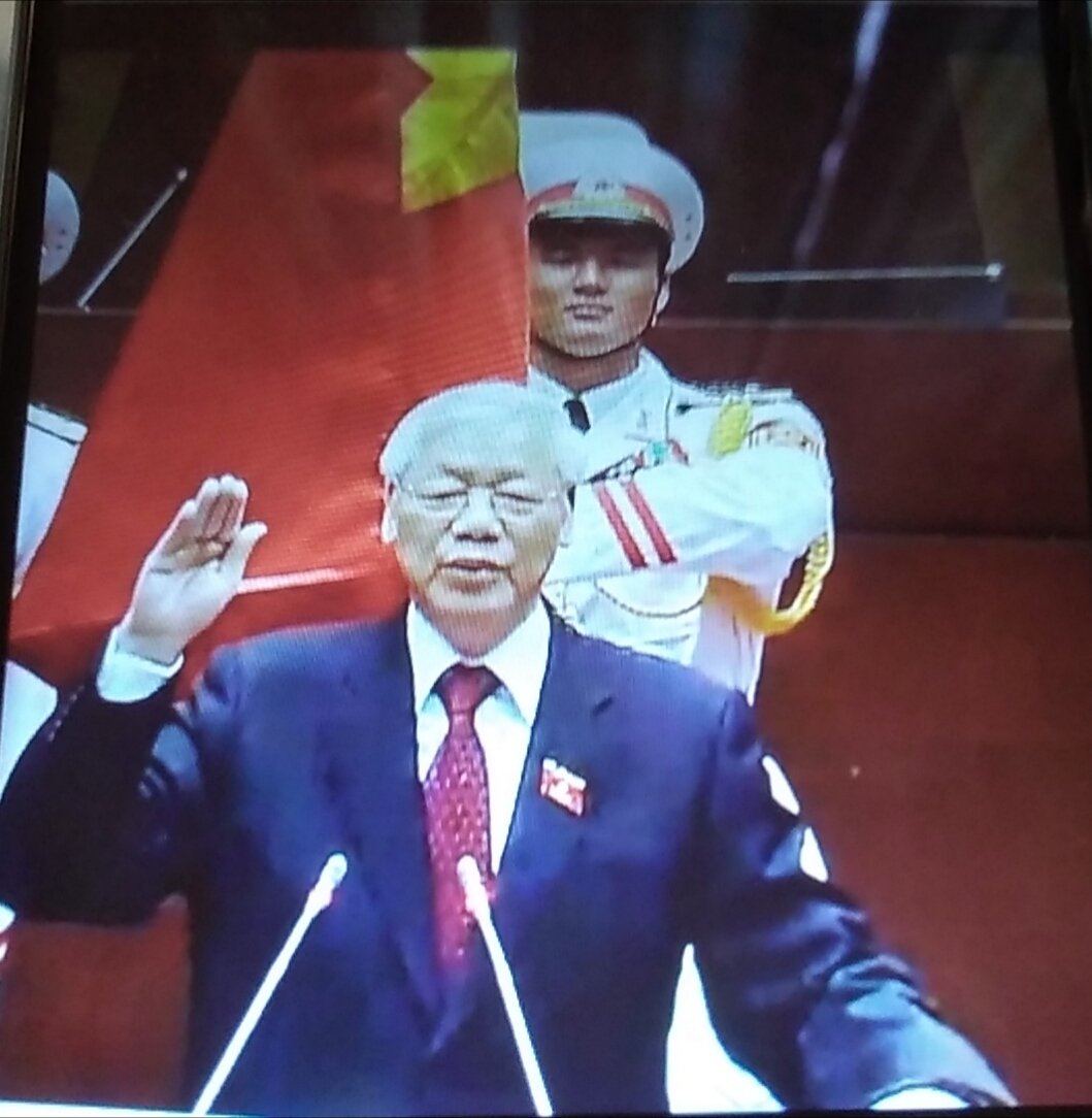 TRUYỀN ĐƠN TỐ CÁO.
Nhân vật số một Đảng cộng sản Việt Nam, tổng bí thư chủ tịch nước Nguyễn Phú Trọng nhận hối lộ một trăm lượng vàng để bao che cho tội ác cướp của - giết người.