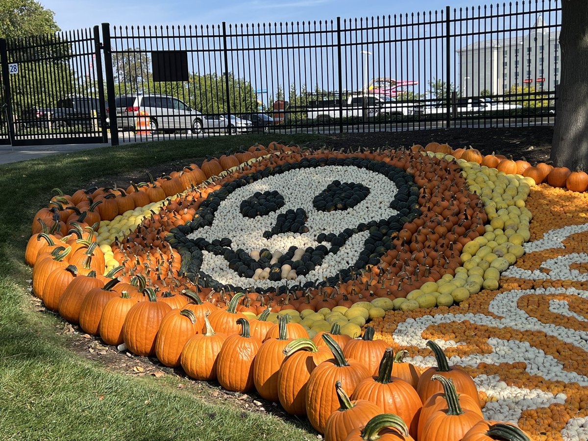 karynlocke's tweet photo. Wow! @cedarpoint is crushing it with the #Halloween decorations this season! 🎃👻🕷️

 #cedarpoint #halloweekends https://t.co/3LnJS6oZvL