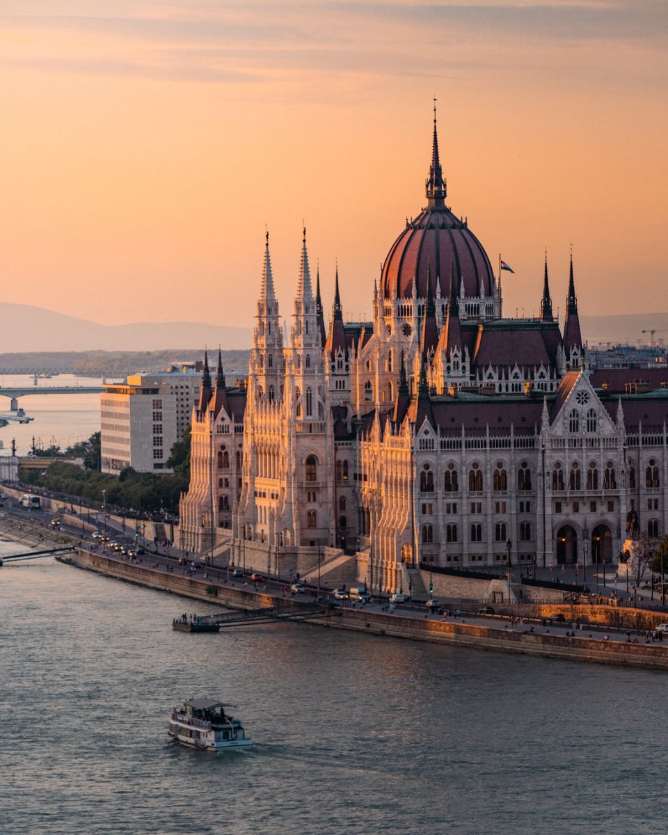 civitatis_fr's tweet photo. Budapest est une ville qui possède une très longue et fascinante histoire. La capitale est non seulement un lieu incroyablement beau et romantique, mais aussi une source inépuisable de curiosités ! Pour les découvrir, rien de tel que de réserver une visite guidée avec Civitatis ! https://t.co/S04wx06aGS