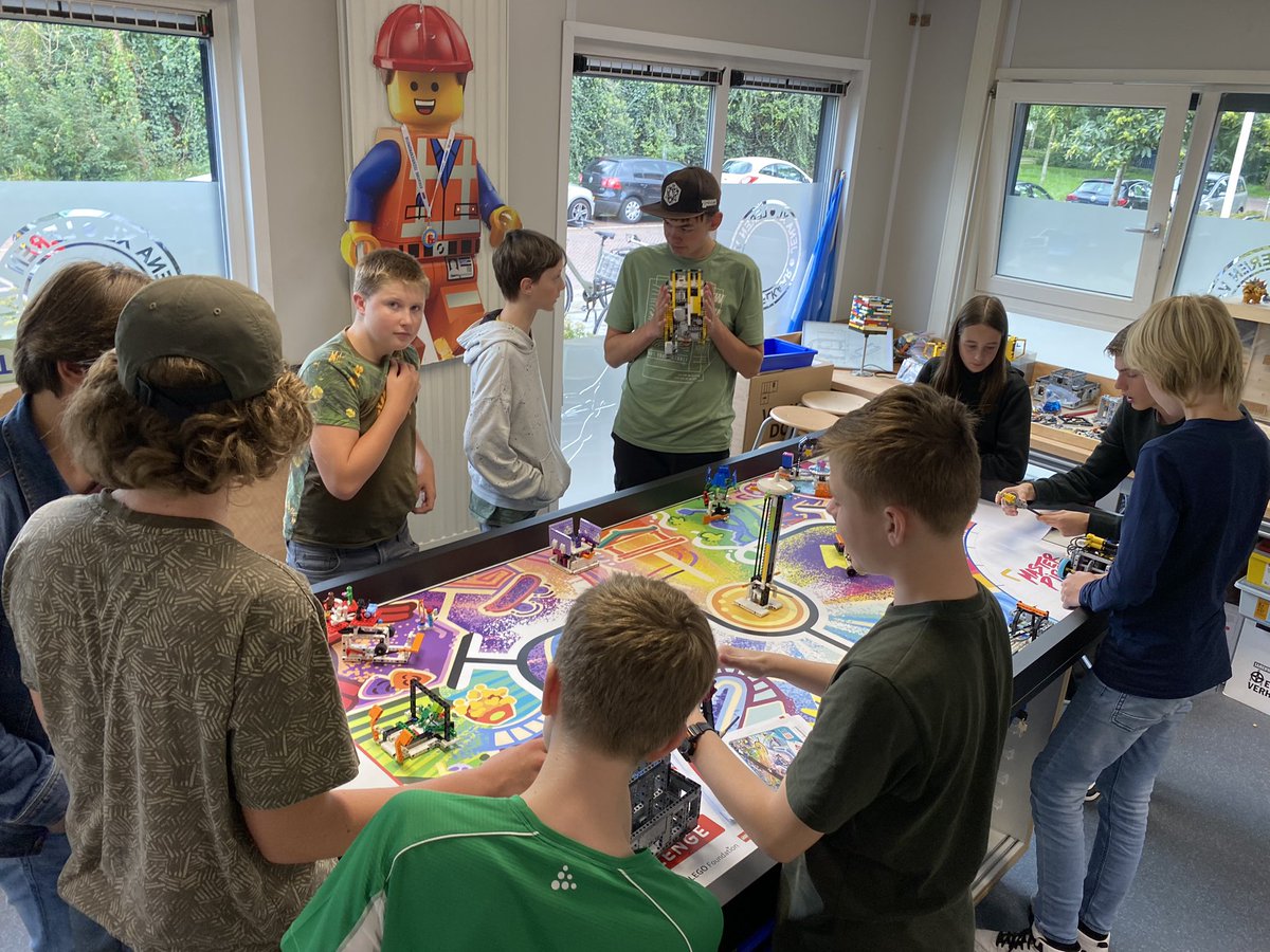 Vandaag zijn we voor het eerst als team bij elkaar gekomen. De coaches zijn gestart met een namenspel. Daarna zijn de robot- en projectgroep uit elkaar gegaan. Beide hebben gebrainstormd. De ene over het project en de andere over de missies. #fllnl #firstlegoleague #masterpiece