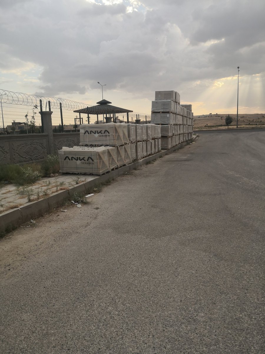 Tubik57's tweet photo. Sayın Midyat belediye başkanı @veysisahinn47  sizce bunlar normal durumlar mı Nusaybin caddesinde ceza evinin orda yollar perisan halde kaldırımda sürekli malzemeler var ve yamuk yumuk illa birinin üzerine mi düşmesi gerekiyor şikayet ediyoruz çözüm yok bir beton bari dökün https://t.co/JriBgFRbzB