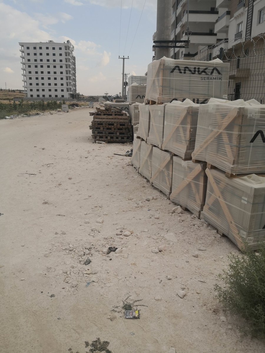 Tubik57's tweet photo. Sayın Midyat belediye başkanı @veysisahinn47  sizce bunlar normal durumlar mı Nusaybin caddesinde ceza evinin orda yollar perisan halde kaldırımda sürekli malzemeler var ve yamuk yumuk illa birinin üzerine mi düşmesi gerekiyor şikayet ediyoruz çözüm yok bir beton bari dökün https://t.co/JriBgFRbzB