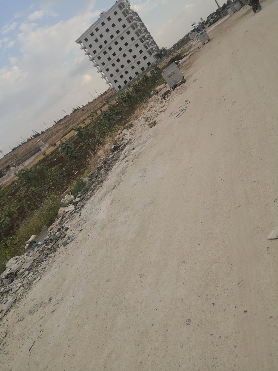 Tubik57's tweet photo. Sayın Midyat belediye başkanı @veysisahinn47  sizce bunlar normal durumlar mı Nusaybin caddesinde ceza evinin orda yollar perisan halde kaldırımda sürekli malzemeler var ve yamuk yumuk illa birinin üzerine mi düşmesi gerekiyor şikayet ediyoruz çözüm yok bir beton bari dökün https://t.co/JriBgFRbzB