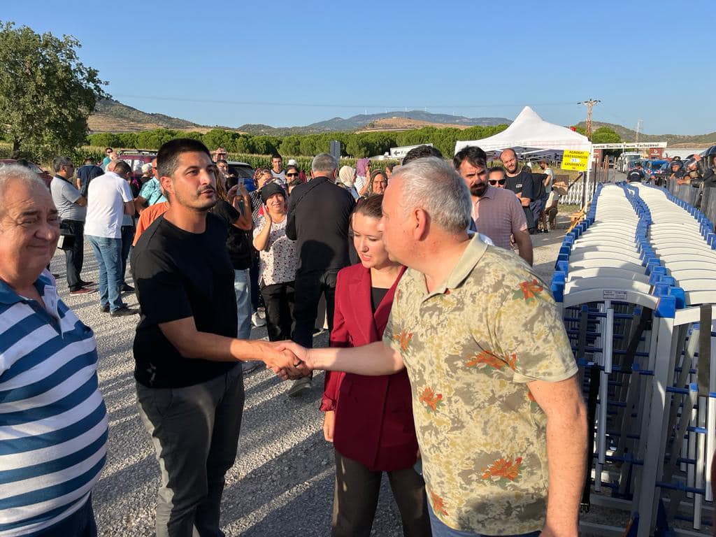 AVBakirlioglu's tweet photo. Grup Başkanımız @eczozgurozel, 
İzmir Milletvekilimiz @GokceGokcen_ ile birlikte #Dikili'de haklarını arayan Agrobay işçilerinin direnişine destek olduk.
Agrobay işçileri, kadın emekçileri direndikçe biz de direneceğiz. https://t.co/WXT539rfUd