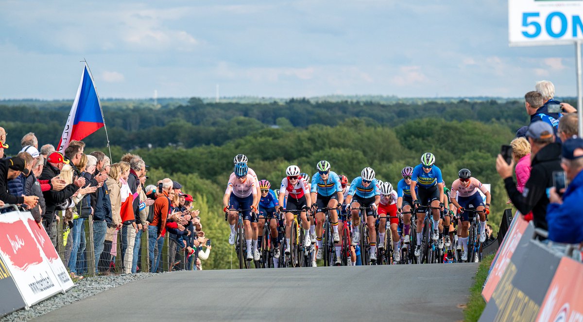 ProvDrenthe's tweet photo. Vandaag ging het @EKwielrennen23 door @GemHoogeveen en @gem_coevorden! Prachtig om te zien dat zoveel inwoners langs de kant staan om de renners aan te moedigen. 📸 @MarcelJdeJong #drenthe2023 #EKwielrennen #opfietse https://t.co/KeZ7lyl3Em