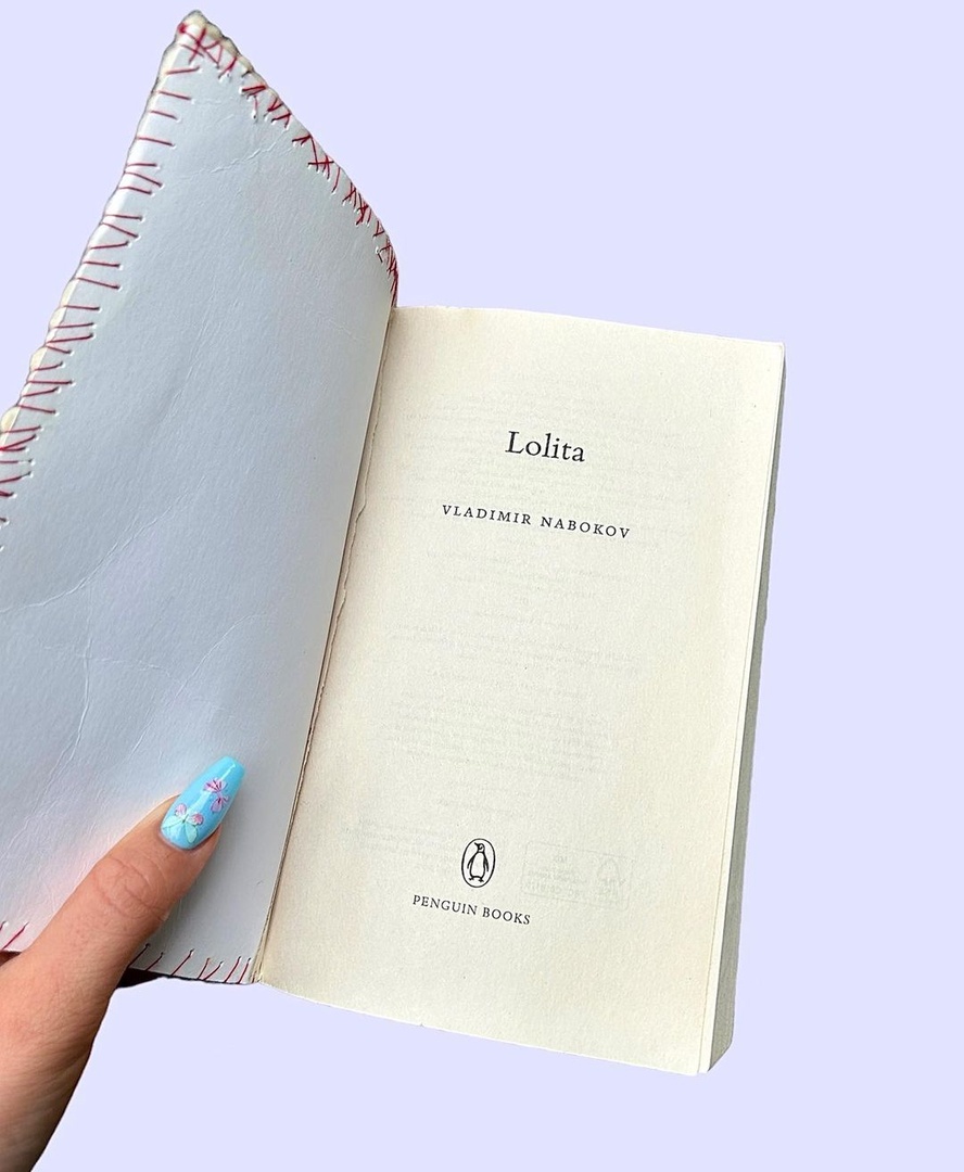 Just opened!

AMATEUR by Sophia Bakos
at The James Black Gallery

Using recycled textiles to create her pieces, Bakos shows the harrowing transition from innocent fragility to something more worn and ragged. 

On until Sept 24! 

Details:
thejamesblack.gallery/xd