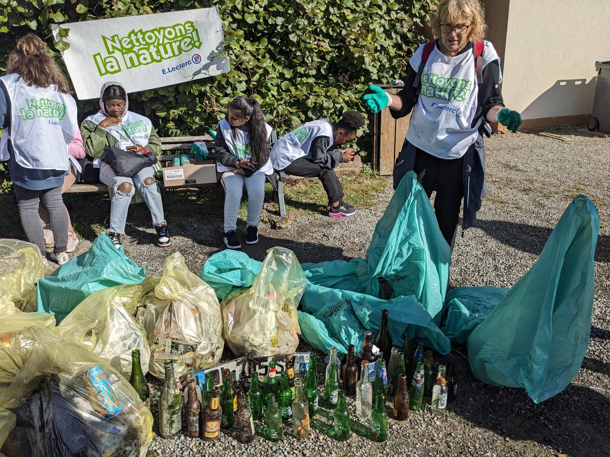 Les élèves de Première Métiers du commerce et de la vente, et de Terminale CAP ATMFC se sont engagés dans l'opération 'Nettoyons la nature' organisée par E. Leclerc au parc des Gayeulles de Rennes. #developpementdurable #Nettoyonslanature #engagementcitoyen #Rennesmétropole