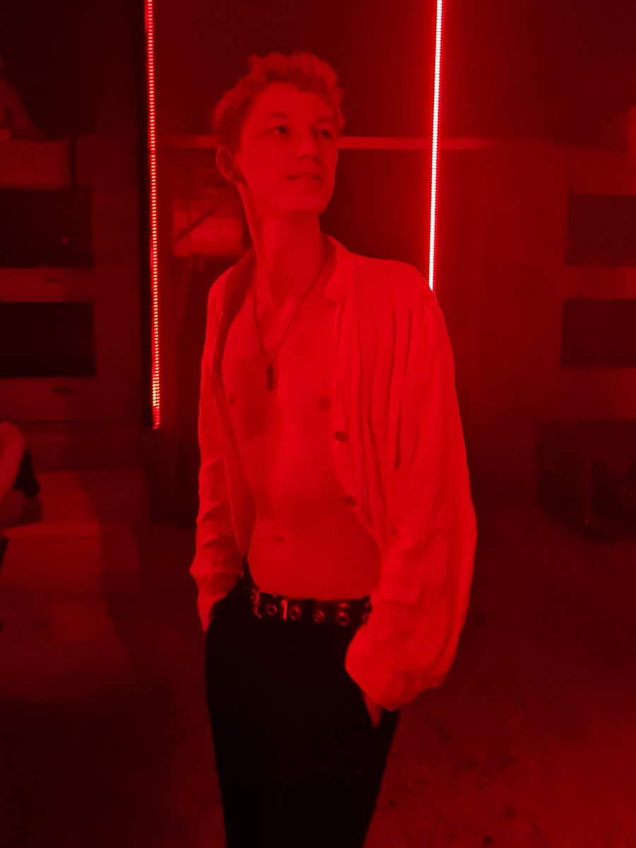 Been a while so... let's make a casual entrance

What's up hotties
The red glow matches my new red hair, I'll show it in action later 😉