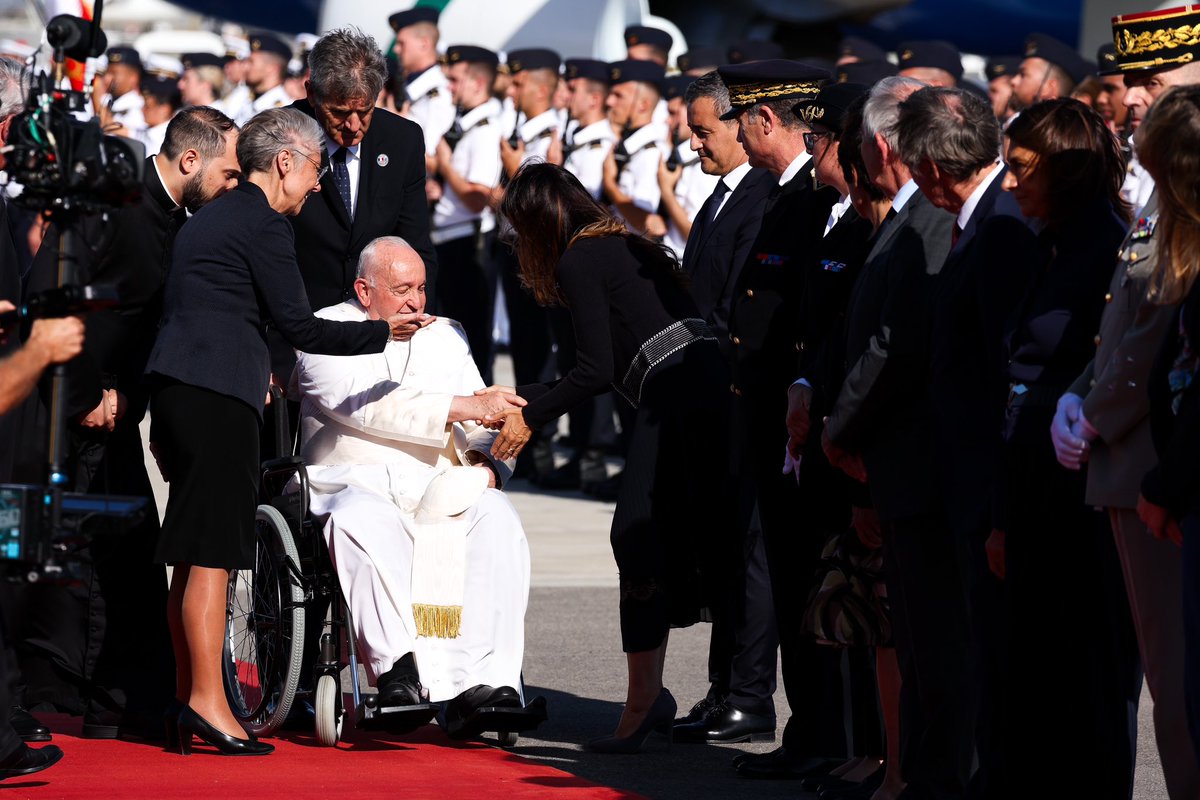 SabrinaRoubache's tweet image. Un grand honneur d’accueillir Sa Sainteté le Pape François @Pontifex_fr à Marseille, ma ville, aux côtés de la Première ministre @Elisabeth_Borne et du Ministre de l’Intérieur @GDarmanin .