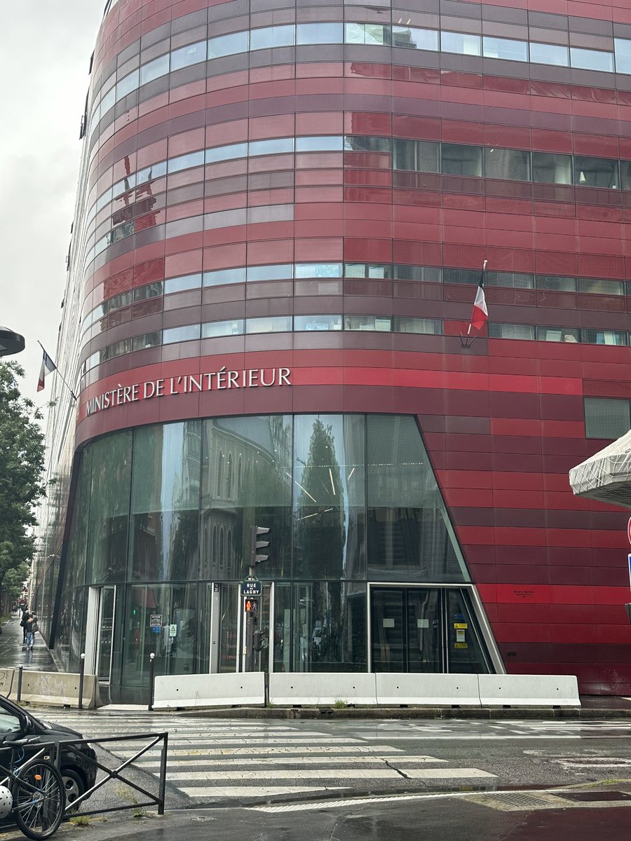 Le #dgscgc <a href="/MarionJulien1/">Julien Marion</a> a souhaité instaurer des rencontres mensuelles avec les #ddsis . Nous étions 10 ce matin a échanger avec lui et ses équipes.
Ce format permet d’aborder les problèmes et actualités des #sis .
<a href="/FaureDominique/">Dominique Faure</a> <a href="/SecCivileFrance/">Sécurité Civile</a> <a href="/AccaryAndre/">André Accary</a> <a href="/olivierrichefou/">Olivier Richefou</a>