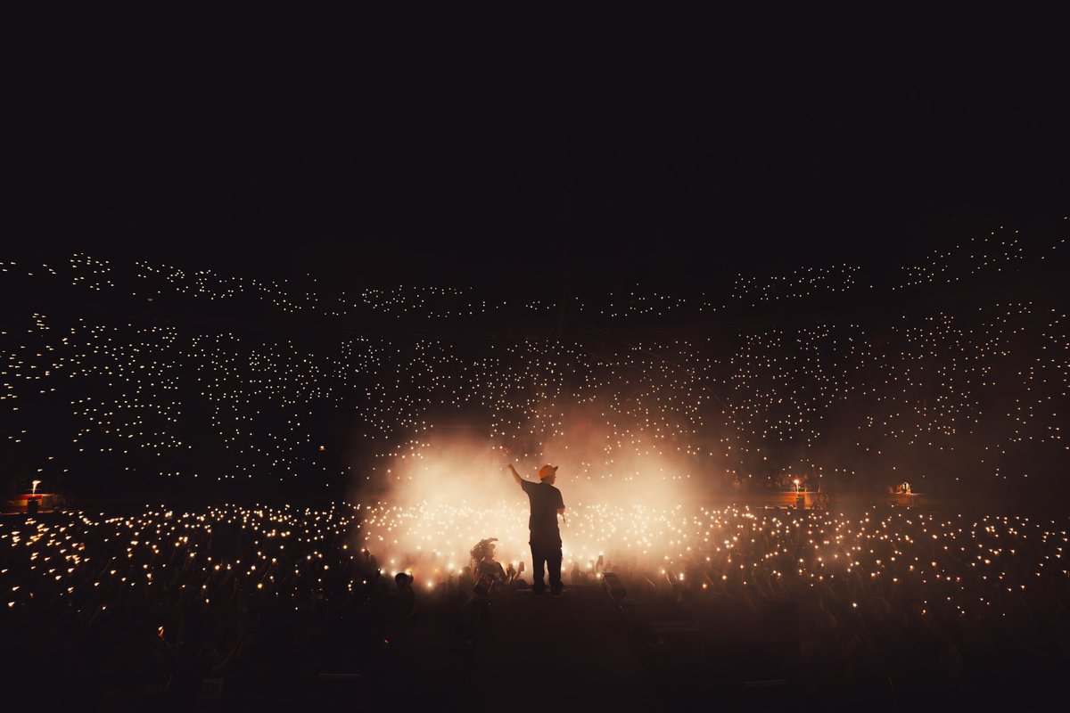 A veces las palabras se quedan cortas y lo unico q puedo decir es GRACIAS
Lo d ayer fue solo el punto final d la historia mas increible d mi vida…
Ahora viene el disco y llenar estadios el año que viene
Gracias a mi Granada y a toda España x venir a los shows, nos vemos pronto💜