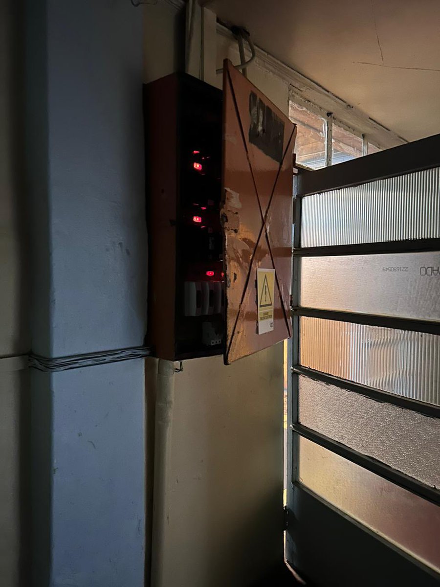 abernales's tweet photo. Así está el Gimnasio Municipal de Puerto Montt. Hace un buen rato que nuestra ciudad merece un recinto deportivo techado a la altura. Acá se juega basketball profesional y otros deportes. La verdad es que la inseguridad y el abandono del lugar  están a otro nivel. https://t.co/6oWF242NsA
