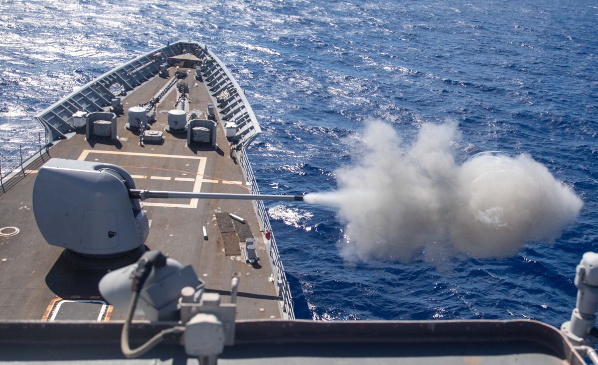 It's #LiveFireFriday! Boom!
#USSAntietam (CG 54) fires a 5-inch gun during a live-fire gunnery exercise in the Pacific Ocean.

📸 MC1 Ryre Arciaga
@US7thFleet @INDOPACOM @SurfaceWarriors @usnavy