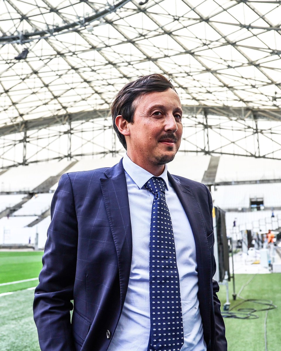 🎙️ Pablo Longoria : « Je m’exprime devant vous en tant que président de l’OM.
Je ne suis pas ici pour revenir sur ce qui s’est passé lundi, qui est tout simplement inadmissible.
J’ai été touché par l’élan de soutien de toute part cette semaine.
J’ai décidé de poursuivre ma