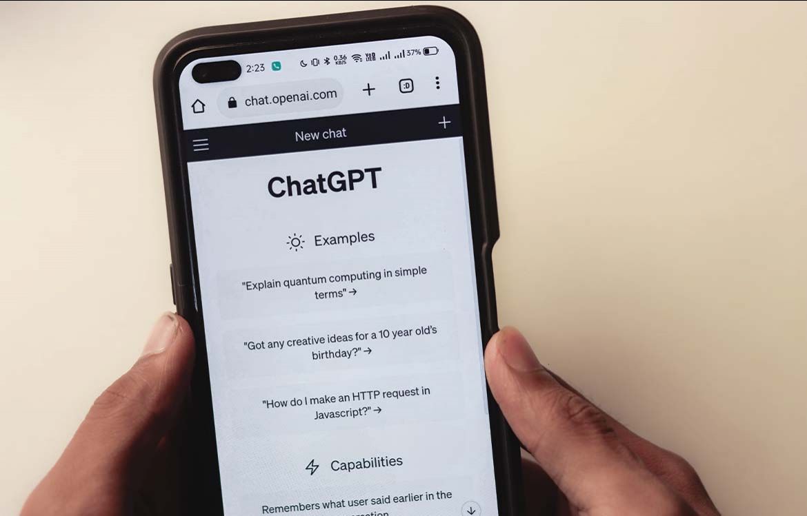 opsnum's tweet image. Pour ou contre l&apos;IA? ce qui est important ce sont les enjeux scientifiques et sociopolitiques, car ce sont des &quot;miroirs grossissants&quot; dit Jean-Gabriel Ganascia. Ds l&apos;éducation, ça demande de ne pas interdire ces techno, mais de le constituer comme objet de discussion et d&apos;études.