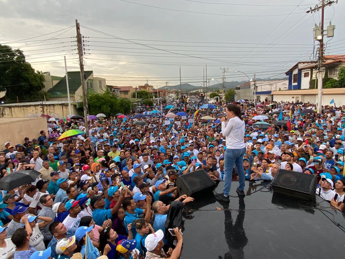 MariaCorinaYA's tweet photo. Venezuela ya cambió, las Primarias ya han logrado buena parte de su propósito.

A 30 días de las Primarias los venezolanos nos preparamos con emoción y responsabilidad para un día histórico. 

Será un día de unión familiar y compromiso con un futuro luminoso en el que todos, los que estamos aquí y los que están afuera, los que siempre enfrentamos al régimen y los que creyeron en él, nos encontraremos en un anhelo común de cambio, Libertad y dignidad.

No subestimen al pueblo de Venezuela.