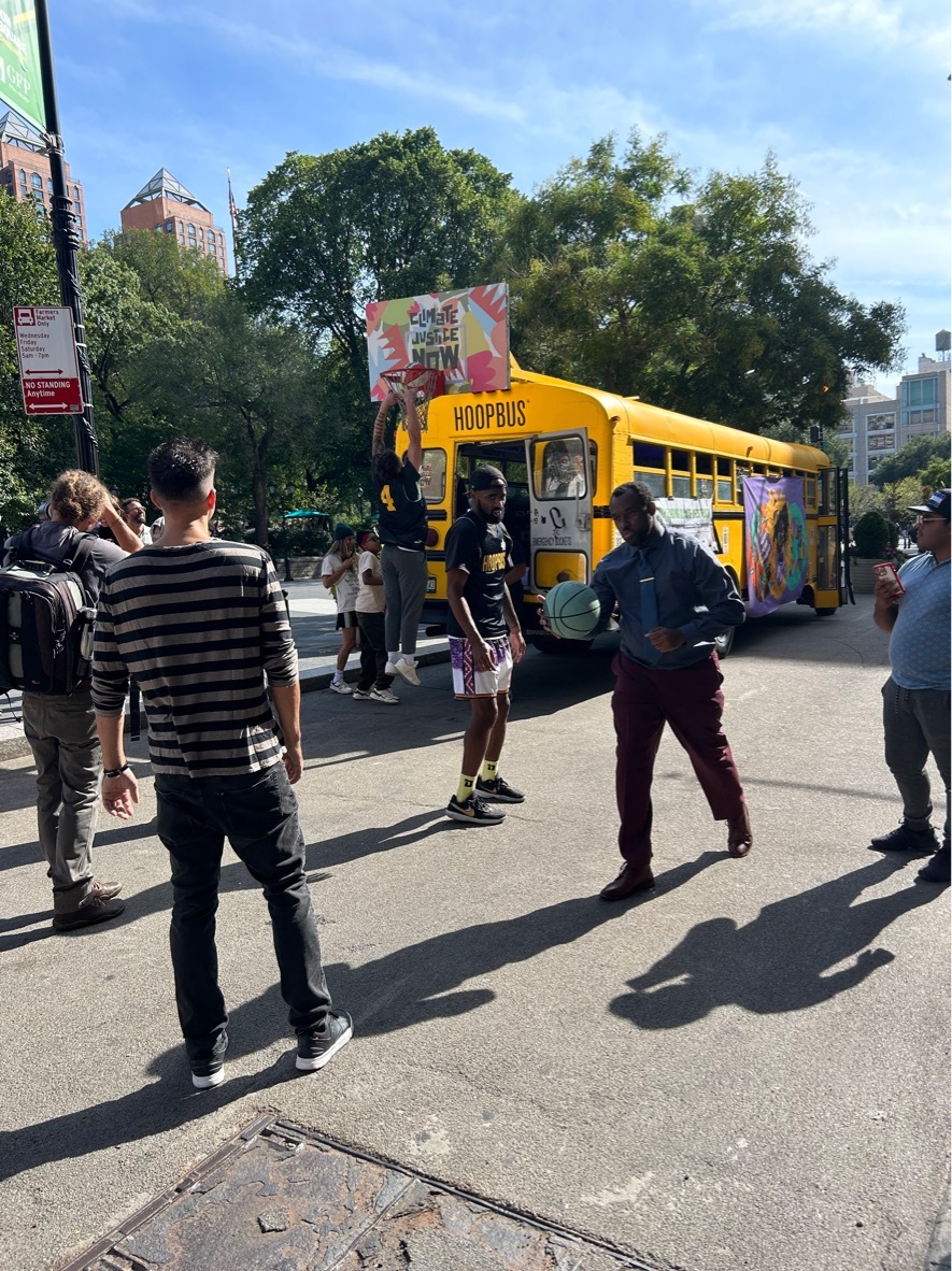 wildlifeaction's tweet image. Yesterday @NWF joined our partners in #NYC on a climate justice hoop bus to deliver a petition of almost 700k signatures calling for the governor to sign the NY Tropical Deforestation-Free Procurement Act. 🚌📜

Tell Gov. Hochul to #stopdeforestation 📲 support.nwfactionfund.org/page/55916/act…