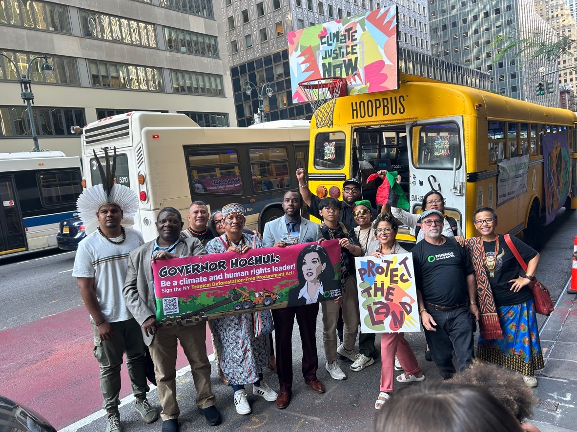 wildlifeaction's tweet image. Yesterday @NWF joined our partners in #NYC on a climate justice hoop bus to deliver a petition of almost 700k signatures calling for the governor to sign the NY Tropical Deforestation-Free Procurement Act. 🚌📜

Tell Gov. Hochul to #stopdeforestation 📲 support.nwfactionfund.org/page/55916/act…