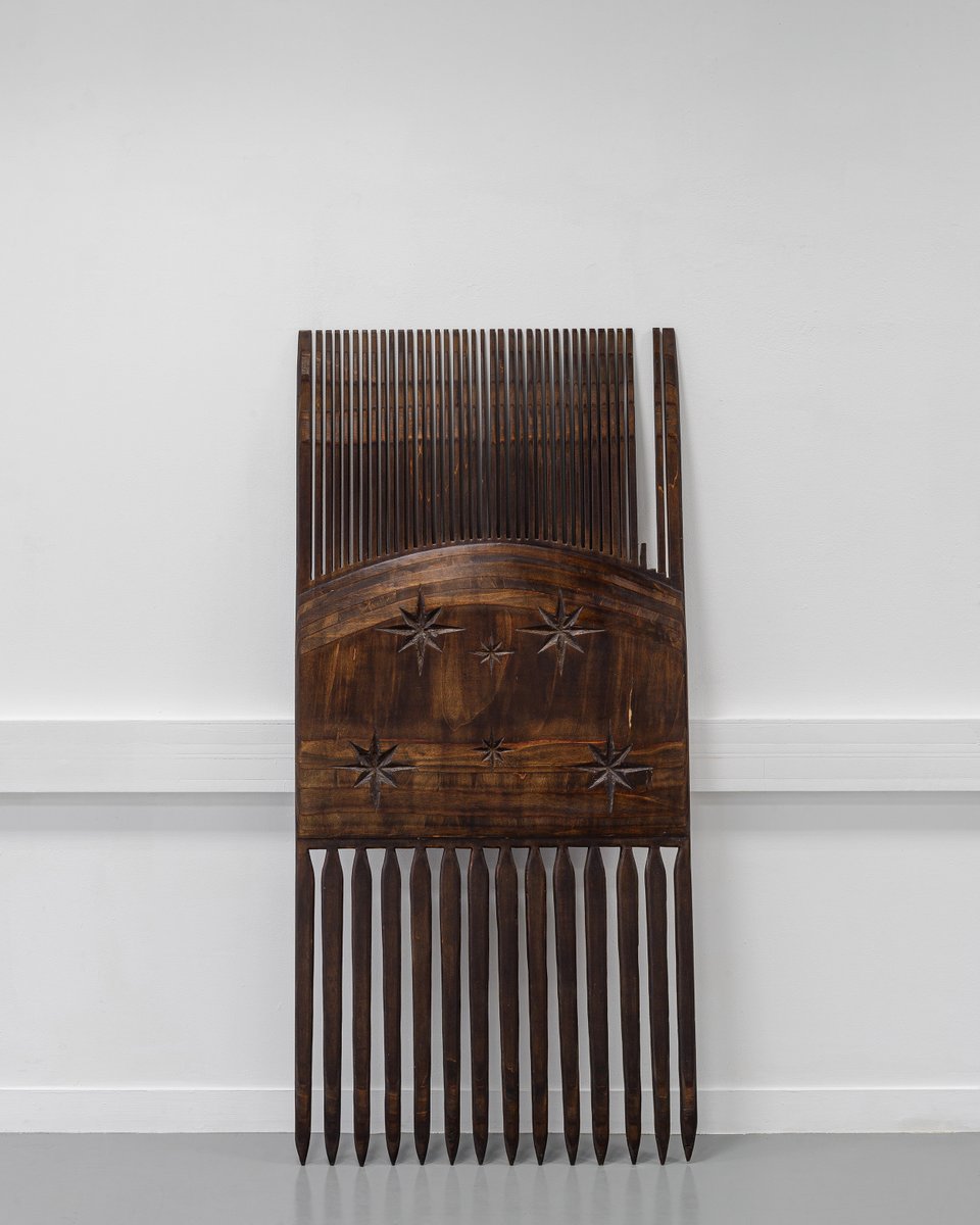 ► Mathilde Albouy, finaliste #RevelationsEmerige 2023
Inspiré de science-fiction féministe et fruit de l’hybridation de divers récits, son travail articule sculpture et installation. Une dimension rituelle anime toutes ses œuvres, leur confèrant une « inquiétante étrangeté ».