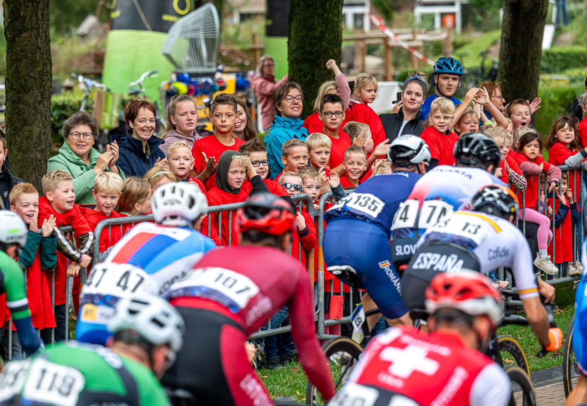 Vandaag komen de elite vrouwen en de junioren jongens in actie tijdens de wegwedstrijden. Langs de prachtige routes is van alles te doen! Waar ga jij de renners aanmoedigen? #drenthe2023 #EKwielrennen #opfietse